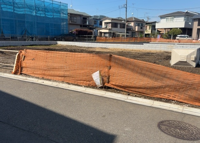 土地の形が極端に長細かったり、狭小地、あるいは道路との高低差がある傾斜地だった場合、後々売ろうとしても買い手がつかない場合もあります。後々、売却することになった時に価値の下がらない土地を選びましょう。