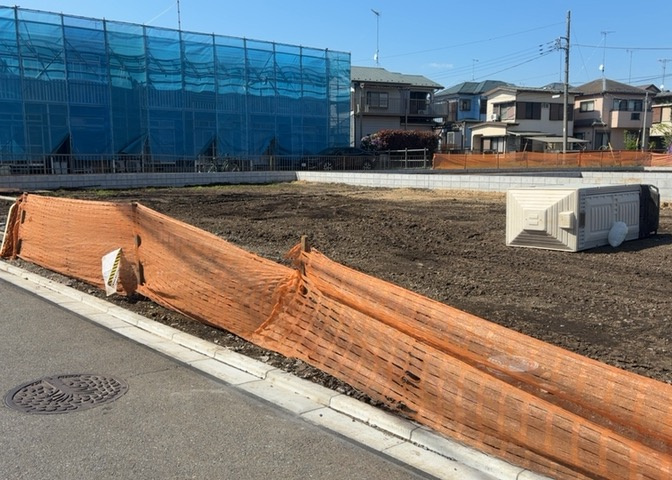 土地の面積＝住宅面積ではありません。建ぺい率の問題などで、土地のある場所によって住宅を建てられる面積は限られています。高さもしかり、「土地」という言葉の中には、建築条件も含まれると考えておきましょう。