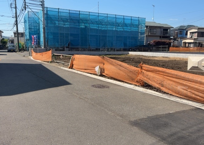 家を建てる場合、方位は要チェックです。現実的に日当たりのよい家ならばリビングは南側、建築基準法でも北側に当たる家への配慮は求められています。土地を見学に行く際は、方位磁針を持って行くようにしましょう。