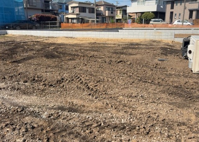 土地の前の道路に消火栓が設置されていることがあります。この場合、道路交通法第45条第1項により、駐車禁止の場所が指定されています。そのため、車庫などの駐車スペースをつくることができない場合があります。