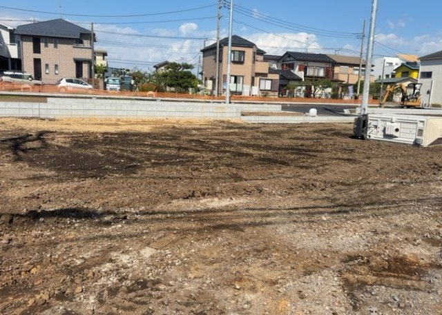 土地購入を検討されている場合、境界杭がない状態で購入してしまうと境界確定測量をする必要があり、費用がかかります。購入の前に、売主、隣土地所有者立ち合いのもと境界を確定し境界杭を設置するのがベストです。