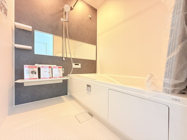 浴室暖房乾燥機付きで冬場のお風呂もあったか快適！乾燥モードを使えば浴室内で洗濯物を乾かせます。
