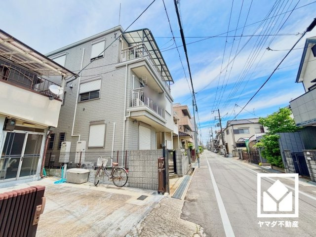 2階リビングは南向き・西向きの2面採光の窓から自然光を取り込む、開放感あふれる設計。隅々まで光が降り注ぎ、明るく心地の良い空間。