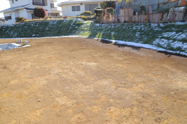 土地の形が極端に長細かったり、狭小地、あるいは道路との高低差がある傾斜地だった場合、後々売ろうとしても買い手がつかない場合もあります。後々、売却することになった時に価値の下がらない土地を選びましょう。