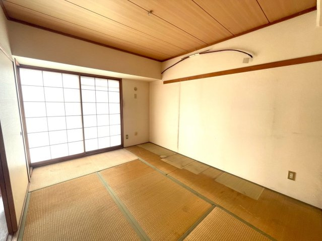 やさしい光が差し込む落ち着いた和室は、来客用や寝室としても使いやすい一室。押入れ収納があり、布団や小物類も整理整頓しやすく、暮らしに和の心地よさを添えます。