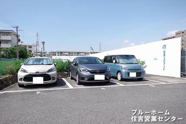 【新金岡参丁壱番住宅第壱八棟の敷地内駐車場】