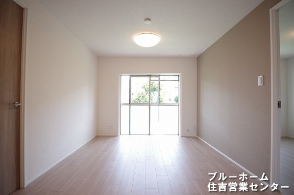 【新金岡参丁壱番住宅第壱八棟の居間】