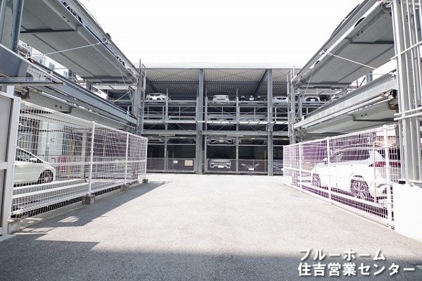 【ディークラディア三国ヶ丘の敷地内駐車場】