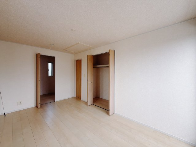 ■洋室｜広い寝室ならインテリアも自由自在にお楽しみいただけます。お外から帰ってきた後は寝室でゆっくり自分の時間をお過ごしください♪
