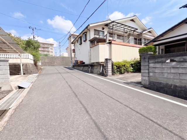 周辺は戸建住宅が建ち並ぶ、落ち着いた雰囲気の住宅街です。大通り沿いとは異なる穏やかな住環境で、静かな暮らしを希望される方にもおすすめ。高台に位置していることも本物件の特徴で、開放感を感じやすい立地。