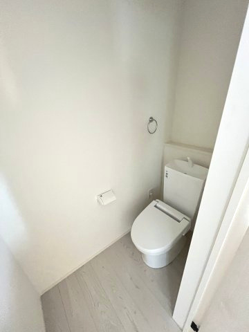 施工例。2階にもトイレです。施工例は完成時と異なる場合があります。