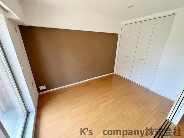 リビングに隣接している洋室◇アクセントクロスがお部屋に奥行きを感じさせます◇