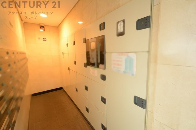 宅配ボックスは荷物の受け取りや配達が便利で安全です。不在時でも荷物が確保され、盗難や損傷のリスクが減少。受け取り時間の柔軟性が向上。外出先からでも荷物の受け取りや預けが可能となります。