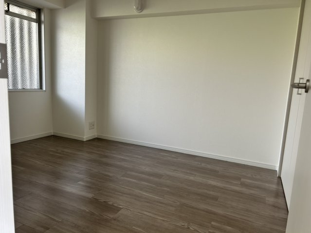 コンパクトで使いやすい洋室です