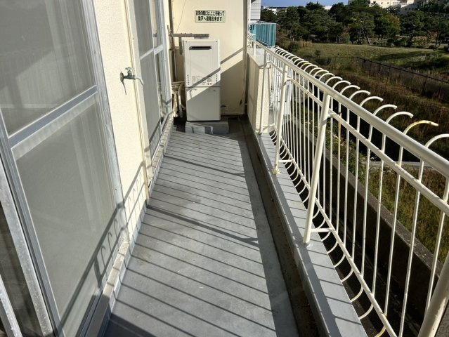 暖かな日差しのふりそそぐバルコニー