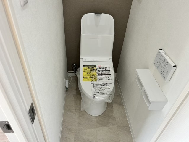 落ち着いた色調のトイレです