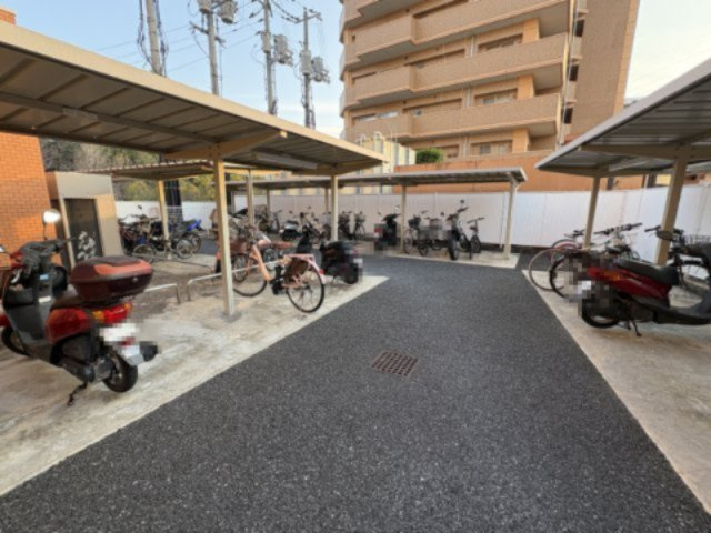 屋根付きの駐輪場が確保されており、雨の日でも安心して自転車やバイクを保管可能。台数もしっかり確保されており、ご家族分の利用にも対応しやすい環境が整っています。出し入れもスムーズです。