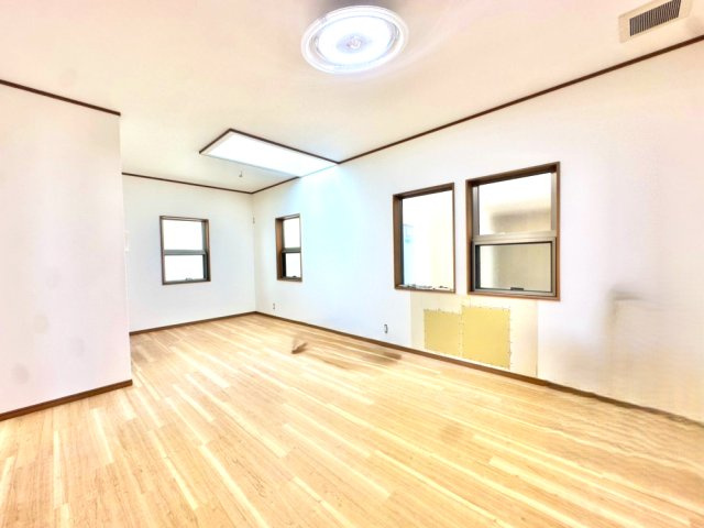 リビングです。キッチン、和室に繋がっております。家事動線がスムーズな間取りです。