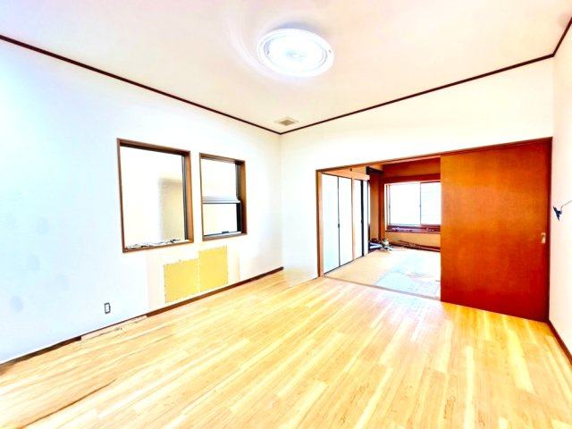 リビングです。キッチン、和室に繋がっております。家事動線がスムーズな間取りです。