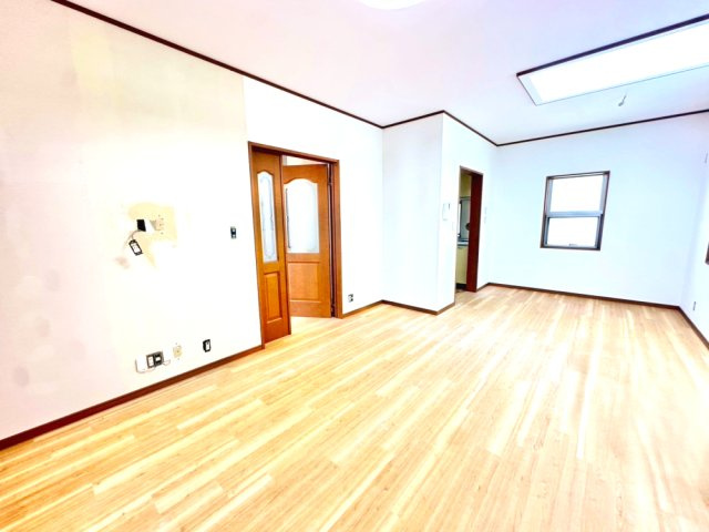リビングです。キッチン、和室に繋がっております。家事動線がスムーズな間取りです。