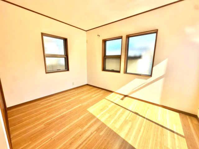 2階の洋室です。収納・バルコニー共に設置されています。2面採光で陽当り通風共に良好です！