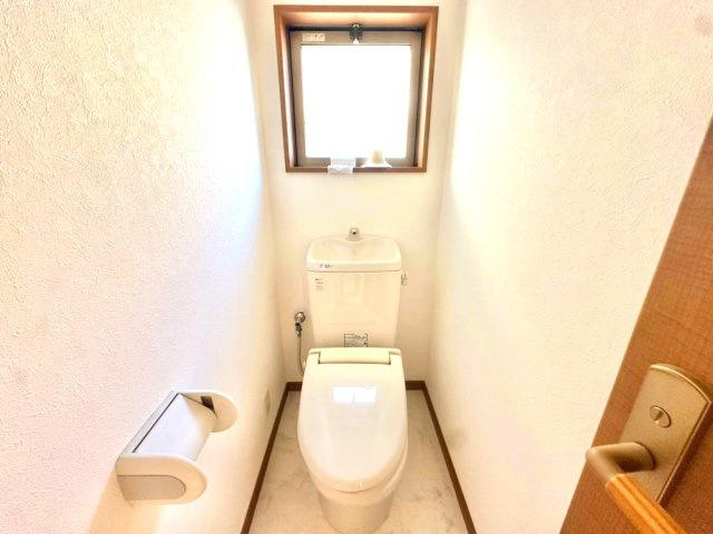 落ち着いた色調のトイレです