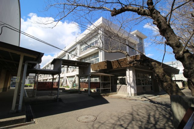 久里浜小学校まで徒歩12分(900m)