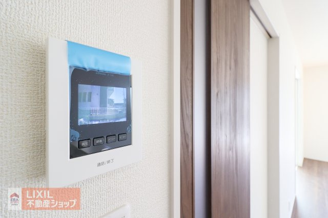 ハンズフリーのモニター付きインターホンです。玄関まで行かずに訪問者の姿を確認できるだけでなく、防犯にもつながるとても便利なアイテムですね。