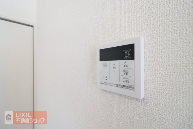 オートバスリモコンです。スイッチ1つで一定量の湯を浴槽に張ったり、保温や追い焚きをすることができるシステムが付いています。浴室以外からでも楽々操作が出来ます♪