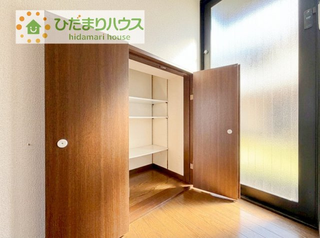 キッチン横の収納は便利でパントリー代わりにもなります♪