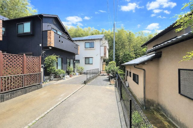 ◆爽やかな青空の下に贅沢なほどに降り注ぐ陽光、豊かな居住性と、クオリティが見事に調和した住空間は、住まうことの喜びを感じさせてくれます。ゆとりある広い敷地で開放的なお住まいです。