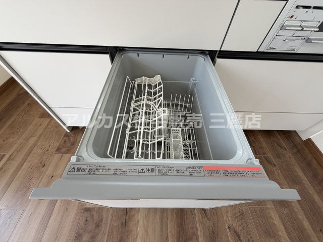 毎日の後片付けの負担を軽減し、キッチン周りをすっきり保てるビルトイン食器洗い乾燥機。