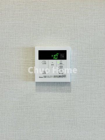 【給湯リモコン】外での一日を忘れさせてくれるオートバス機能でお好みの湯量・温度に調整された浴槽。