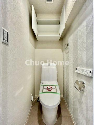 【トイレ】　収納スペースをしっかりと確保した温水洗浄便座機能付きトイレ。温水洗浄便座は清潔にお使いいただくための大切なアイテムです。