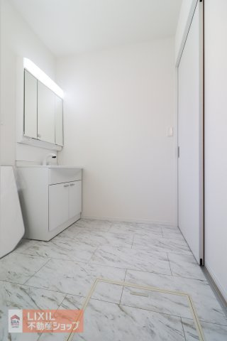 【脱衣所】現地完成写真。洗面脱衣所はゆったりとしたスペースで使いやすいです。