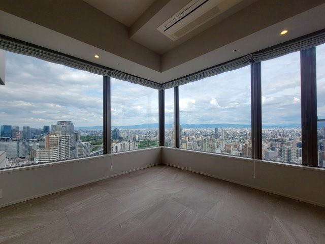 【リビングダイニング】天井カセット型エアコンでお部屋すっきり！ダウンライトが落ち着いた雰囲気を演出。