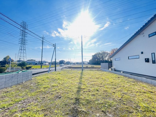 南東北東角地で陽当り良好・開放感のある立地です！敷地約65坪、お庭や駐車スペースも広く確保できるゆとりの住環境。理想の間取りやデザインでマイホームはいかがでしょうか。お気軽にお問い合わせください。