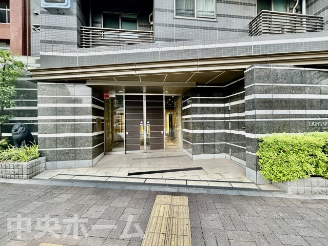 【エントランス】マンションのエントランスは、その物件の印象を決める、顔とも言える場所です。毎日通る場所ですからきれいなのが一番です。
