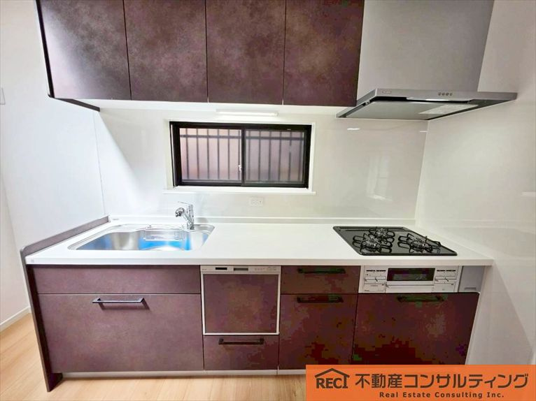 前面道路が広く、開放感があります