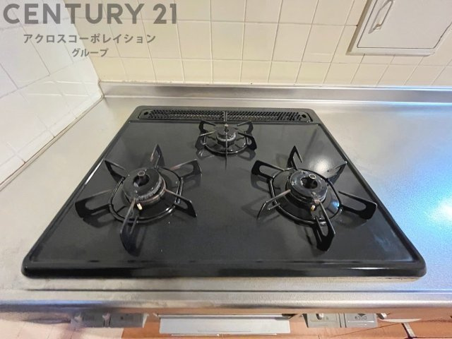 多数の調理器具を同時に使用でき、料理の効率化が可能。省エネで節約になり、様々な料理スタイルに適応できます。また、火力調整が独立しており、手入れや掃除もしやすく、今よりもっとお料理が楽しくなるかも。　