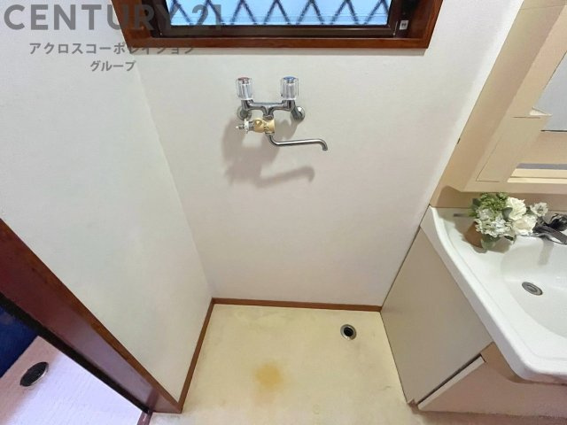 洗濯物の仕分け作業がしやすく、整理整頓が容易になります。洗濯音や湿気を他の部屋に持ち込まず、生活環境を快適に保ちます。上部を活用すれば収納スペースを確保でき洗剤や洗濯用品の整理もしやすくなります。　