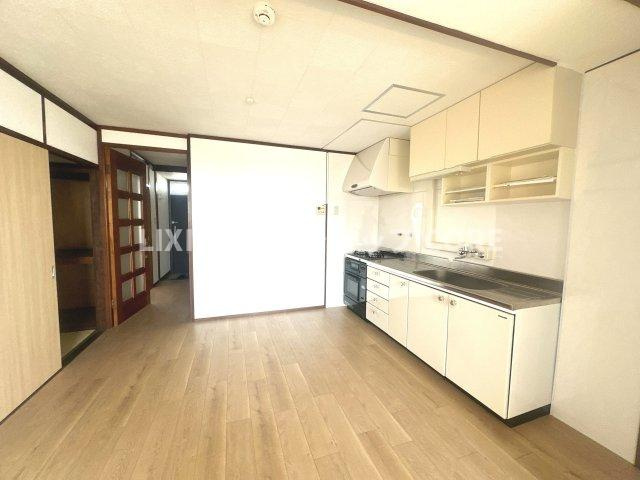天気の良い日は是非窓を開けて風通しの良さもご体感下さい。明るいＬＤＫがご家族団欒の時を包みます。　