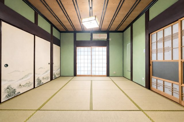 南向きの掃き出し窓からやわらかな光が差し込む8帖和室。障子越しの光が室内を明るく包み込みます。天井や柱の木の風合いが美しく、落ち着きある和の空間。広さもあり、ゆったりお使いいただけます。