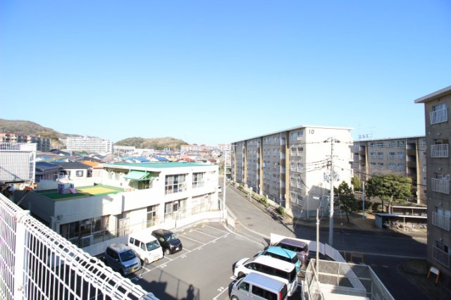 人目を気にせず暮らせます♪　朝日が真っすぐ差し込んできます♪