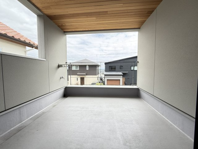 屋根付きで天候の影響を受けにくいバルコニーは、洗濯物干しに便利な空間。奥行きもあり、ゆとりを持って作業ができます。外からの視線も程よく遮られ、プライバシーにも配慮された快適なスペースです。