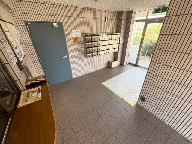 日が入り明るいエントランス。