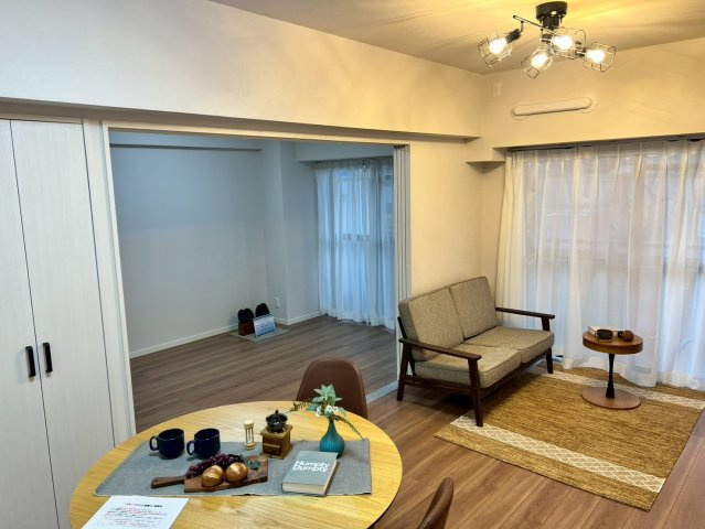家族のコミュニケーションが広がる、居心地の良いリビングです。