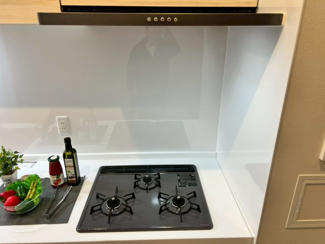3口コンロ付きで、同時調理もスムーズに行えます。