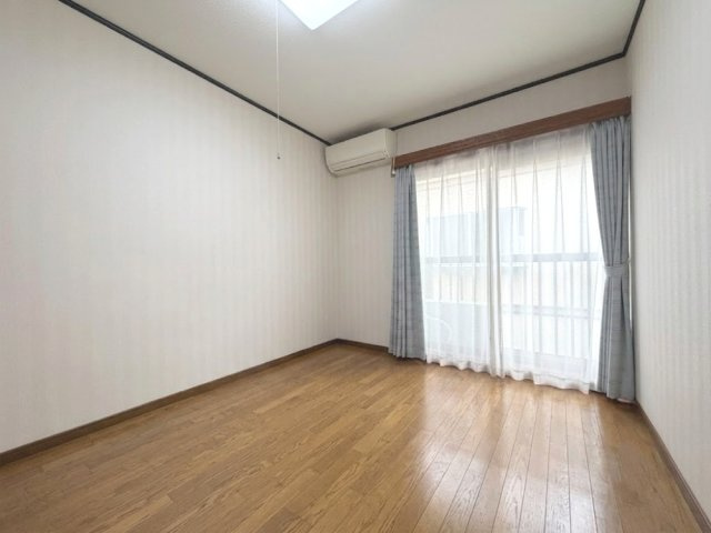シンプルな洋室は、幅広い用途でお使いいただけます。※この写真は荷物等を消すCG加工をしております。　