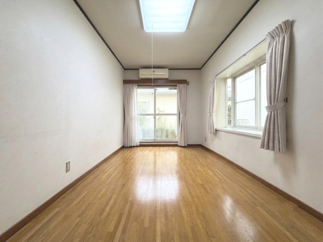 二面採光で明るい洋室は子供部屋としても。※この写真は荷物等を消すCG加工をしております。　　